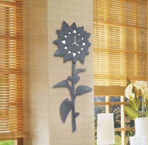 Handgefertigte Wanduhr aus Naturschiefer in Form einer Sonnenblume