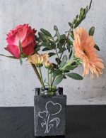 Kleine Glasvase kombiniert mit Schiefer