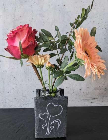 Kleine Glasvase kombiniert mit Schiefer